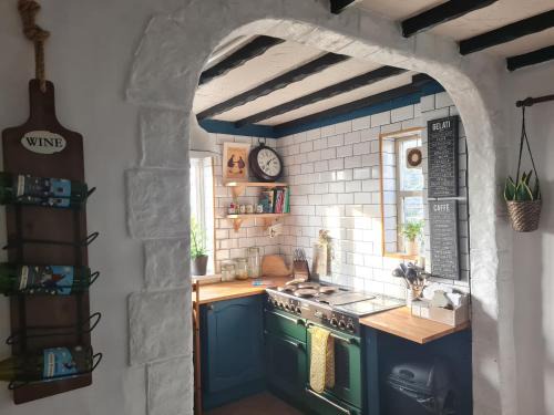 Neath House | Old Road Cottage Pet Friendly Outdoors Beaches
