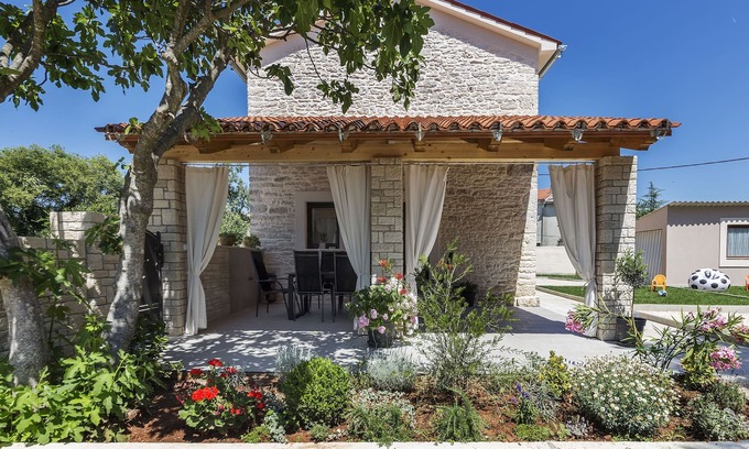 Pinezici Villa | Old stone house