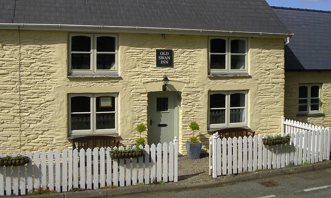 Eglwyswrw Cottage | OLD SWAN INN - Delightful cottage with panoramic views of Pembrokeshire Hills
