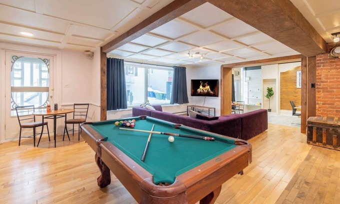 Ste Anne de Beaupre House | Old-Time Charm | 12 Guests | Billiards & Hot Tub