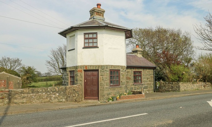 Malltraeth Cottage | OLD TOLLGATE, pet friendly, character holiday cottage in Llangefni
