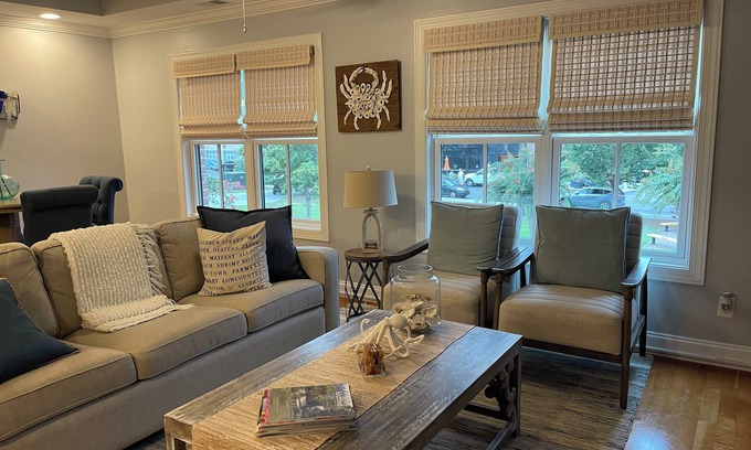 Old Town Bluffton House | Old Town Bluffton! Steps from shopping, restaurants, music, art and more.