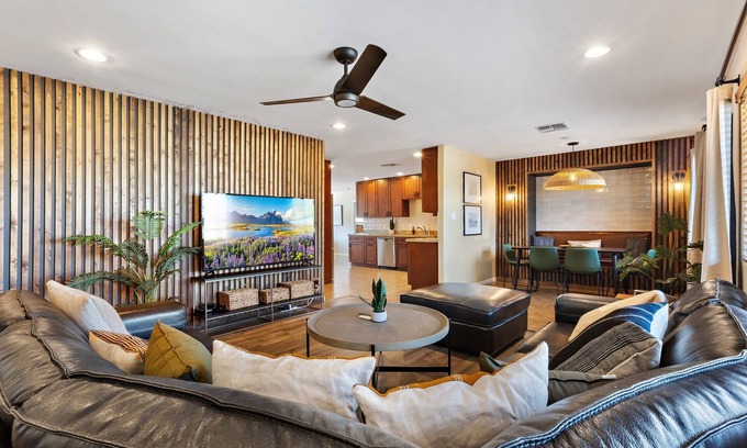 Village Grove House | Old Town- Heated Pool- Hot Tub- Game Room- Firepit- Putting Green!