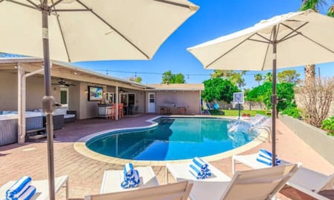 Scottsdale Highlands House | Old Town Heated Pool Hot Tub Putting Green
