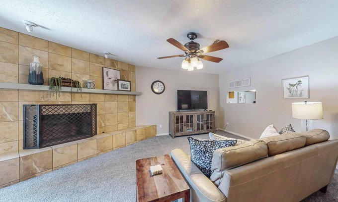West Old Town Apartment | Old Town Patina, 2 QB, 2 BA, WIFI Pet Friendly