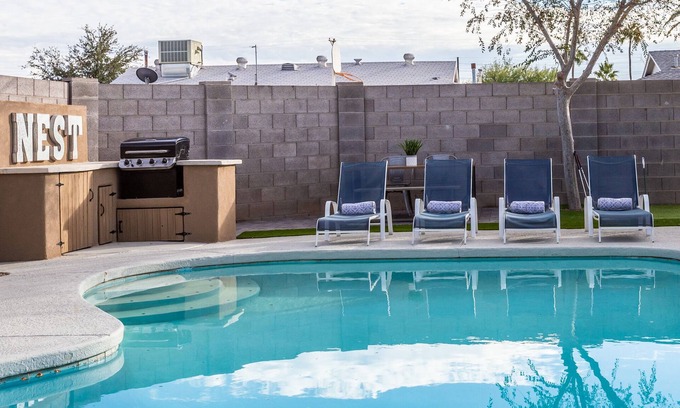 New Papago Parkway House | Old Town! - Sleeps 16, w/9 beds! + Pool + Firepit + BBQ +Putting Green