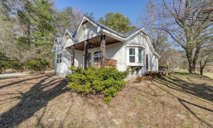 Blairsville Other | Old Turner Farmhouse - 10 Acres, Firepit, Completely Remodeled Early 1900s Home