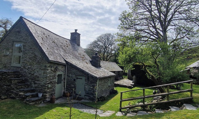 Bala Cottage | OLD TY'N Y WERN, pet friendly, character holiday cottage in Bala