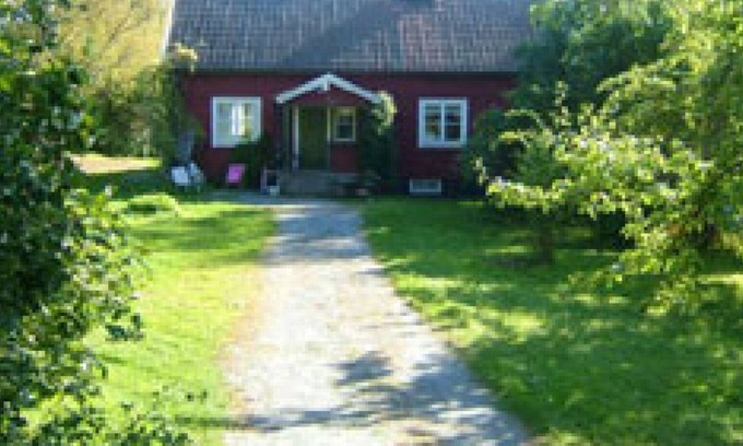 Bergshamra Other | Older cottage by the lake with a boat in Roslagen