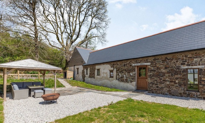Christchurch Cottage | OLIVE BARN, family friendly, with hot tub in Rackenford