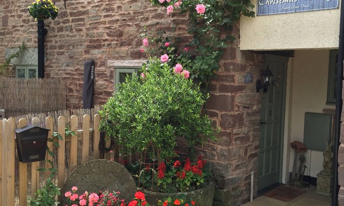 Blakeney House | Olive Barn one bed Beautiful vintage Village barn.In the Forest of Dean