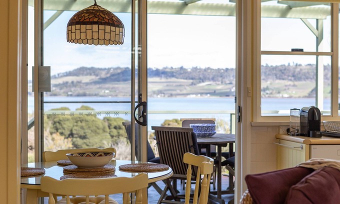 Windermere Cottage | Olive's Cottage and Gardens - MESMERISING VIEWS