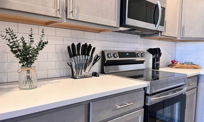 Whitestown Apartment | Oliver Capital - Relaxing King Bed Suite