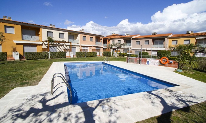 Cambrils Ski Chalet | OLIVERS House with Communal Pool, beach at 300m