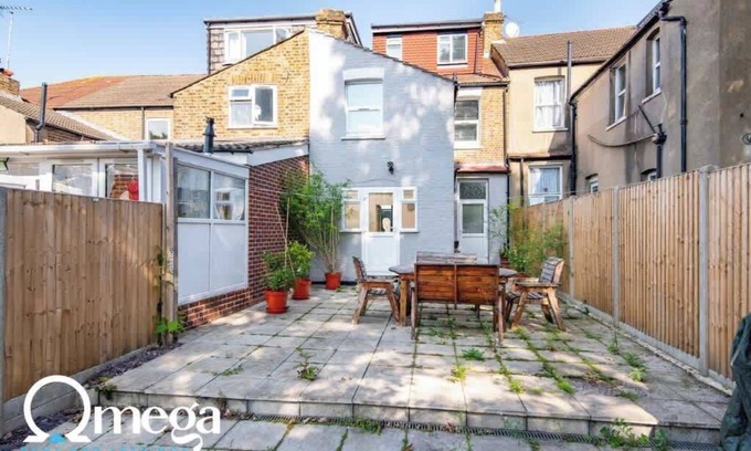 Hanwell House | Omega @ Hanwell | Ground Floor Ensuite | Parking