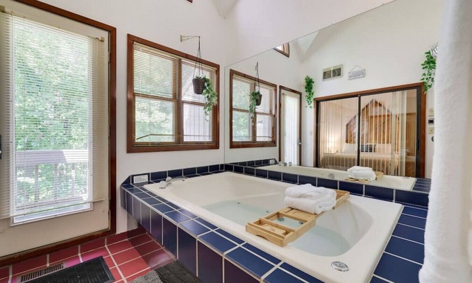 East Stroudsburg House | Omega · Omega Lounge -2BR Townhouse w/Jacuzzi-Shawnee Mtn