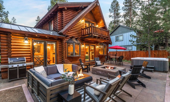 Oregon Water Wonderland Cabin | On Deschutes River | Kayak | HotTub | EVCharger