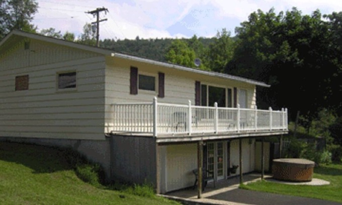 Maryland House | On Goodyear Lake - docks and lake toys-canoes, paddleboat, water trampoline