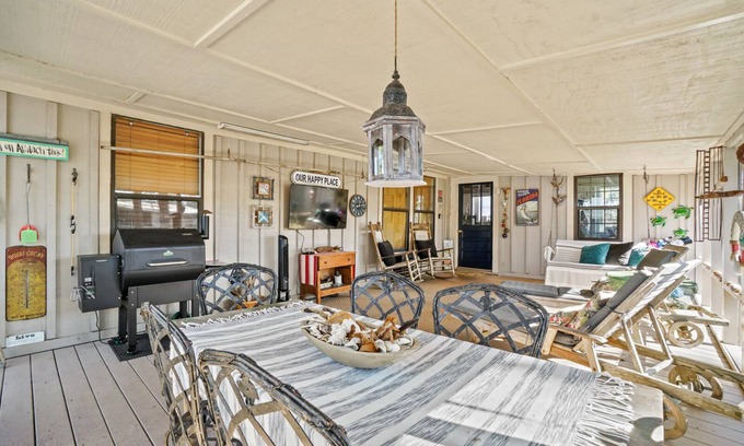 Indian Pass House | On Indian Pass! 4 Bedrooms, Sleeps 8, Boat Parking, Bikes, Pets Welcome!