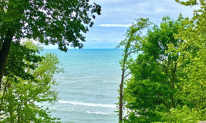 Lakeside Cottage | ON LAKE MICHIGAN WITH PRIVATE BEACH. First week of June discount!