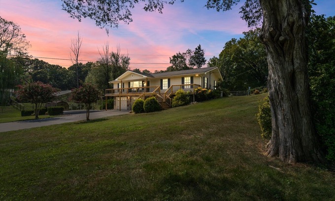 Ashley Oaks House | On Lake w/Dock/Spa Near UT/Windrock/Golf/Shopping -Pontoon boat avail. to rent.