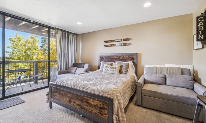 Truckee Apartment | On-Site Skiing: Truckee Studio w/Balcony