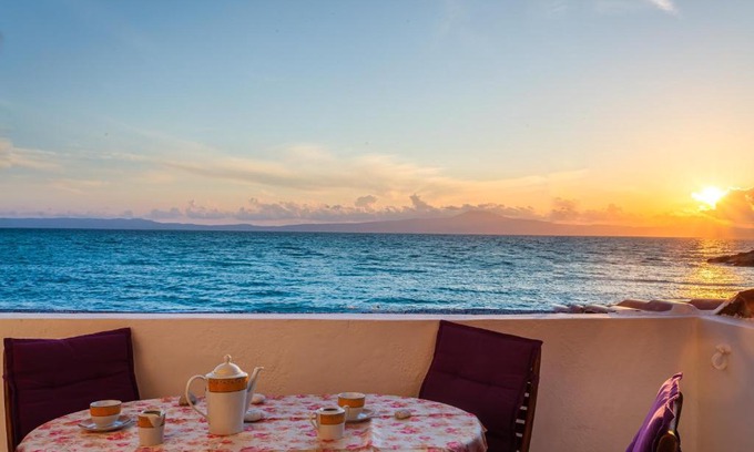 Akrogialion Apartment | On the Beach - Akroyali Family Lodging