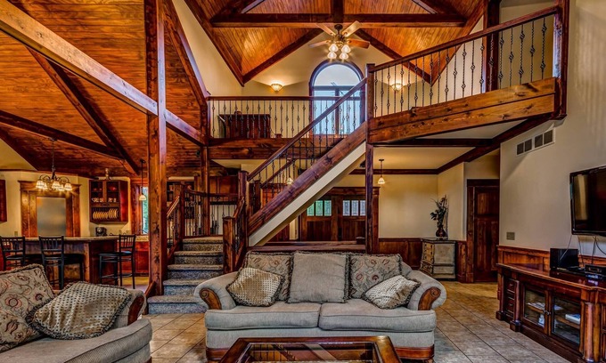 The Galena Territory House | On The Golf Course, Outdoor Kitchen, Hot Tub and So Much More!