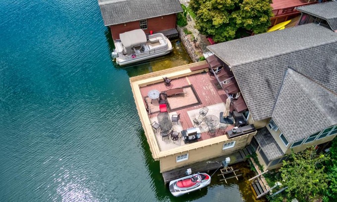 Lakemont House | On The Lake - Guest House