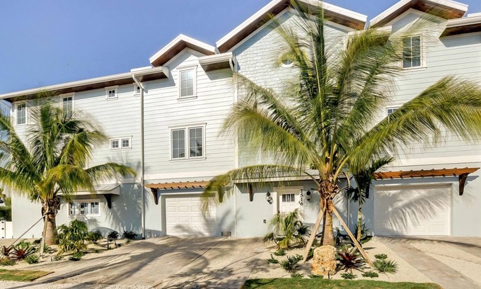 Bradenton Beach House | On the Rocks by AMI Locals
