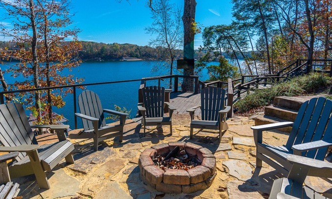 Crane Hill Cottage | On the Rocks, Rock Creek Smith Lake