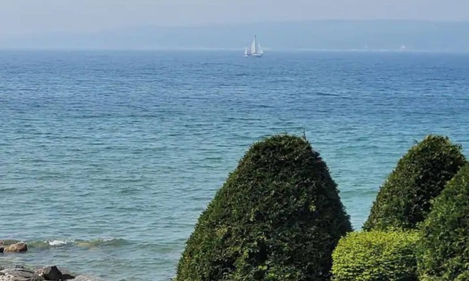 Petoskey House | On the water of Little Traverse Bay with a great waterfront view of the sunsets