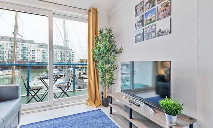 Seafront Apartment | On the Water -waterside Studio With Terrace Overlooking the Harbour