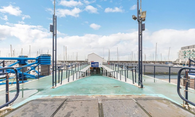 Brighton Apartment | On the Water with Free Parking | By My Getaways