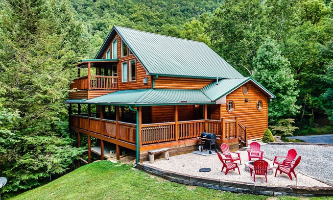 Gatlinburg - Pigeon Forge Cabin | One acre private 4 bedroom + loft! Hot tub, fire pit & game rooms!