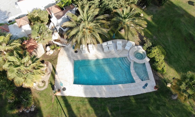 Vistalba House | One-acre retreat: villa, guest unit, private room, pool, WiFi, wineries nearby