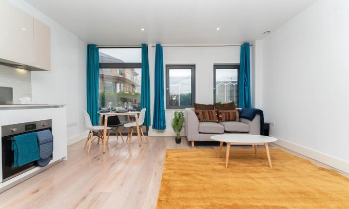 Harlington House | One bed flat with additional double mattress suitable for 4