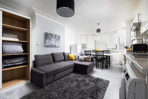 Brent Cross Apartment | One Bedroom Apartment opposite Brent Cross station