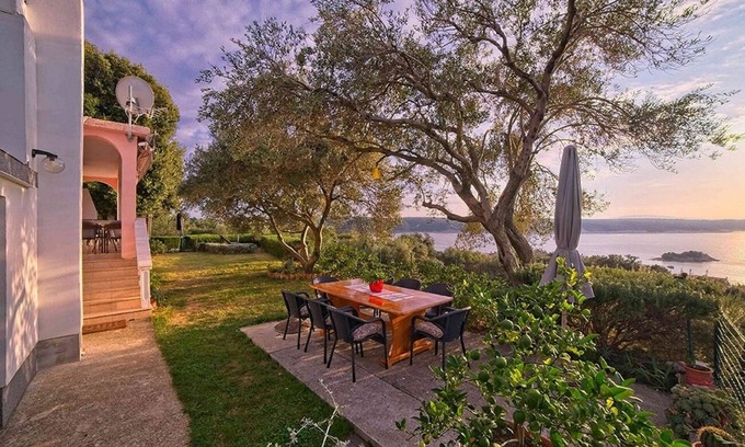 Rab Town Apartment | One bedroom apartment with balcony and sea view Supetarska Draga - Gonar, Rab (A-22586-b)