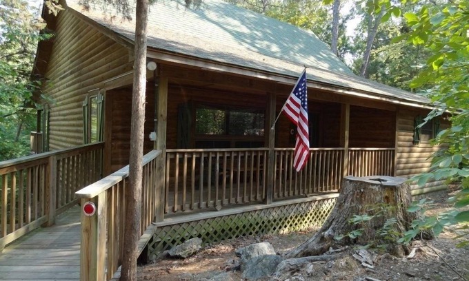 Mount Ida Cottage | One bedroom, one bath log-sided cottage with private hot tub on Lake Ouachita. by RedAwning