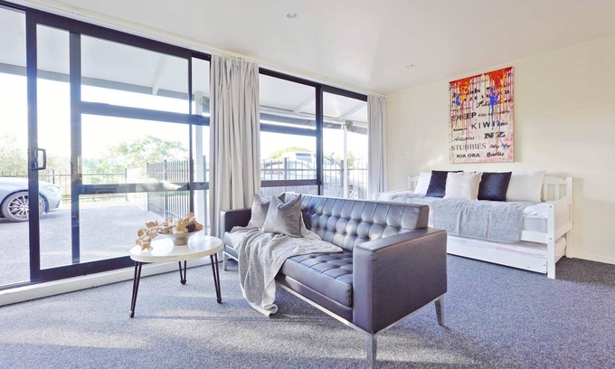 Waitoki Apartment | One Bedroom Unitfarm Stay Getaway in Waitoki