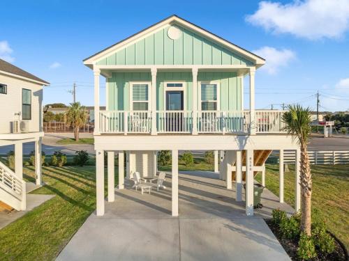 Galveston House | One Bedroom Villa Walk to Beach
