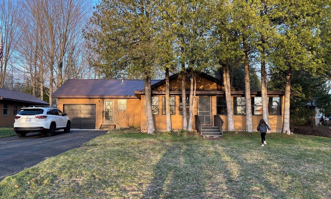 Onekama House | One Cozy Cottage- Pumpkin Spice & Lakeside Vibes – Fall Getaway Awaits!