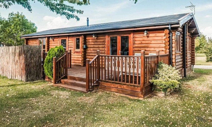Woodbridge Ski Chalet | One double with en suite shower and one twin.