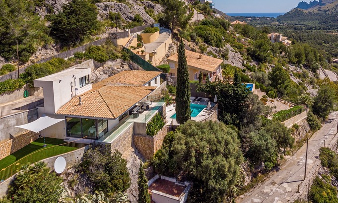 Urbanitzacio la Font Villa | One level family friendly 3 bedroom villa with dramatic views of the Pollensa Area and beyond.