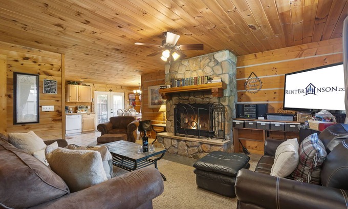 Big Cedars Cabin | One Level Log Cabin, Free Tickets, Minutes from Big Cedar, Wood Burning Fireplace, Dog Friendly