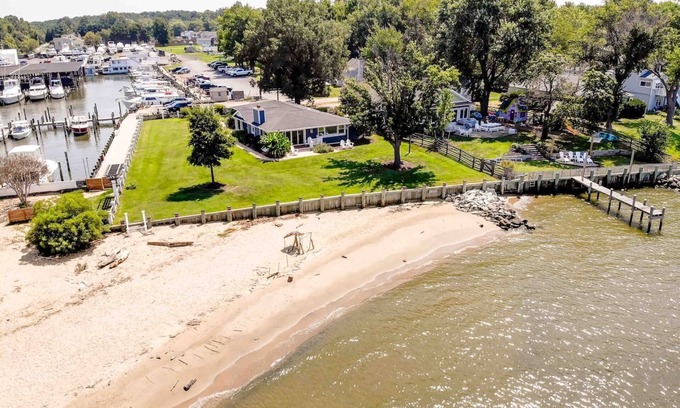 Stevensville House | One-level waterfront home with beach and stunning views all the way to the Bay Bridge