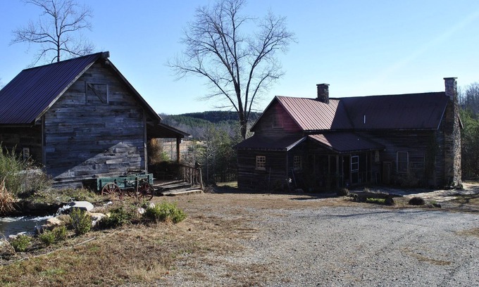 Rutherfordton House | One of a kind historic farmhouse 10 minutes from Tryon Equestrian. Speaks French