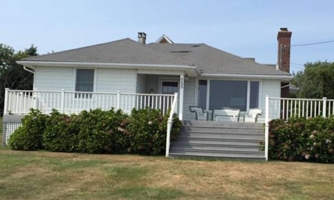 Montauk House | One of a Kind Oceanview Cottage