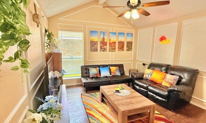 West Arlington House | One Story Easy Accessible Fun Home by the Stadiums